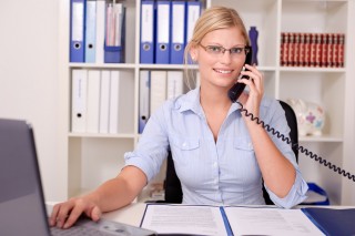 Wichtige Aufgaben im Job: Telefon und PC
