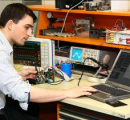 Konzentrierte Arbeit am Laptop