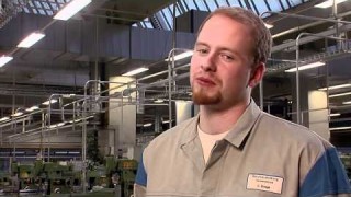Christian Strege berichtet über die Ausbildung zum Werkzeugmechaniker, die Möglichkeiten nach der Berufsausbildung bei Volkswagen und seine Hobbys.